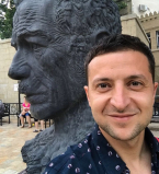 Владимир Зеленский повторил легендарный шпагат Ван Дамма