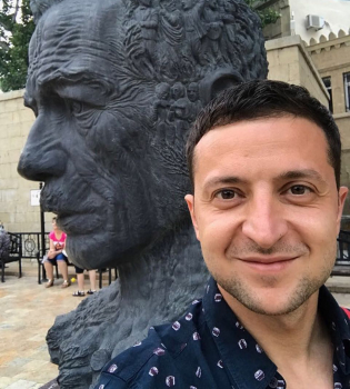 Владимир Зеленский повторил легендарный шпагат Ван Дамма