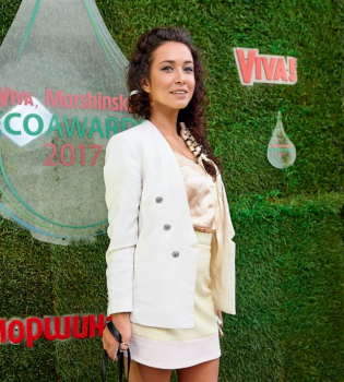 Анетти Жернова перекрасила волосы в красный цвет