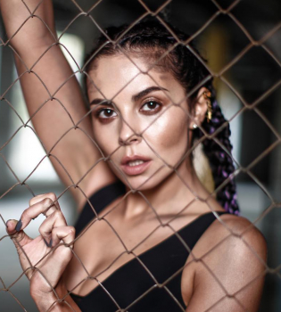 Настя Каменских снялась в спортивном купальнике