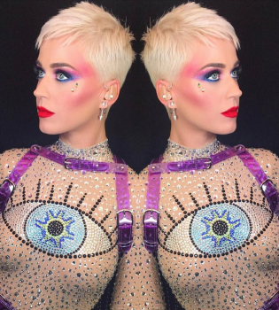 Кэти Перри в новом сумасшедшем наряде