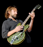 Брэдли Купер отрастил длинные волосы и взорвал публику со сцены музыкального фестиваля