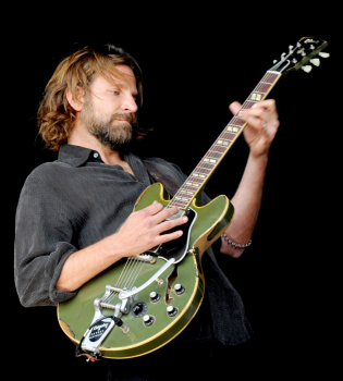 Брэдли Купер отрастил длинные волосы и взорвал публику со сцены музыкального фестиваля