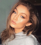 Джиджи Хадид прошлась по улицам Нью-Йорка в пижаме