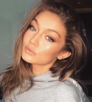 Джиджи Хадид прошлась по улицам Нью-Йорка в пижаме