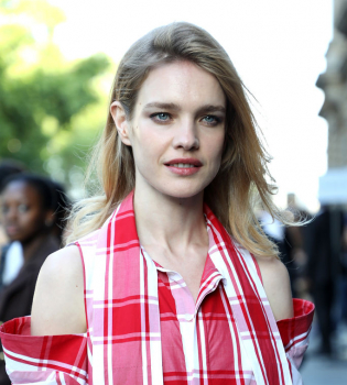 Наталья Водянова в клетчатой рубашке и с оголенными плечами блистает в Париже