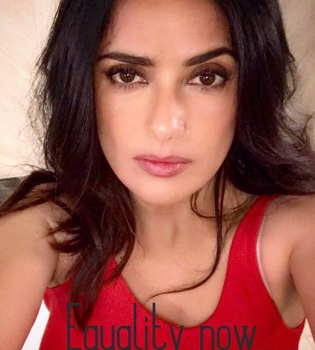 50-летняя Сальма Хайек опубликовала в Instagram фото топлес