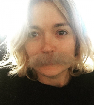 Надя Михалкова примерила знаменитые усы своего отца