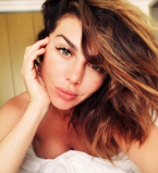 Ана Седокова соблазняет снимком в откровенном купальнике с глубоким декольте