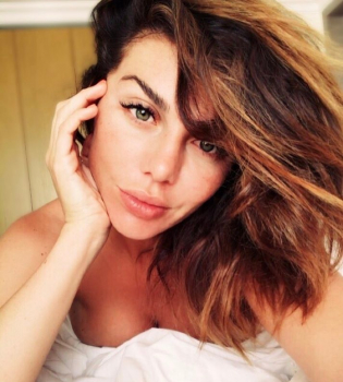 Ана Седокова соблазняет снимком в откровенном купальнике с глубоким декольте