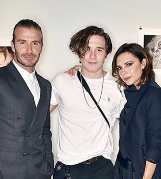 Гордые родители: Виктория и Дэвид Бекхэм поддержали сына Бруклина на презентации его первой книги