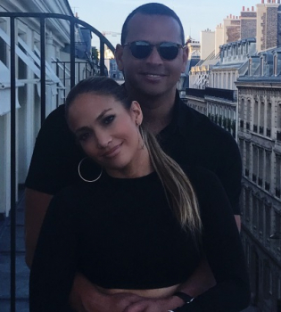 Настоящая семья: бойфренд Дженнифер Лопес играет с ее детьми