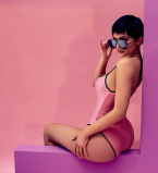 В откровенных нарядах и с мальчишеской стрижкой: в сети обсуждают новую фотосессию Кайли Дженнер