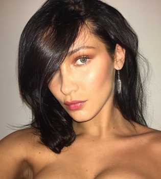 Сексуальный офицер: Белла Хадид в сексуальном боди позирует с полицейскими