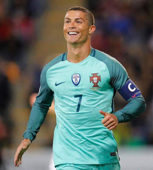 Счастливый отец: Криштиану Роналду опубликовал первое фото с новорожденными детьми