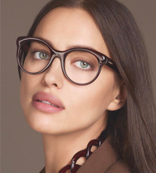 Ирина Шейк показала идеальную фигуру после родов в полупрозрачных нарядах