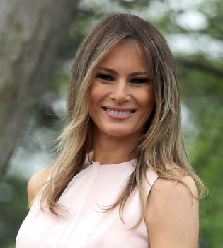 Нежная и естественная: Мелания Трамп в платье-футляре Rouland Mouret