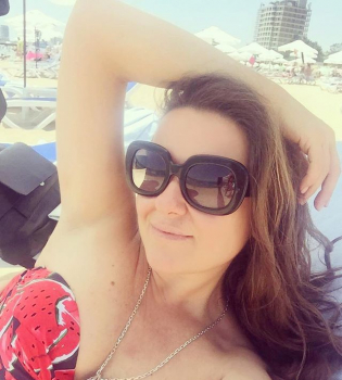 Пляжные хроники: Наталья Могилевская показала соблазнительную фигуру в купальнике