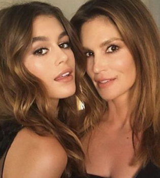 15-летняя дочь Синди Кроуфорд впервые опубликовала в микроблоге откровенный снимок