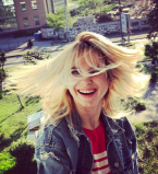 Лилия Ребрик демонстрирует танцевальные па в соблазнительном купальнике