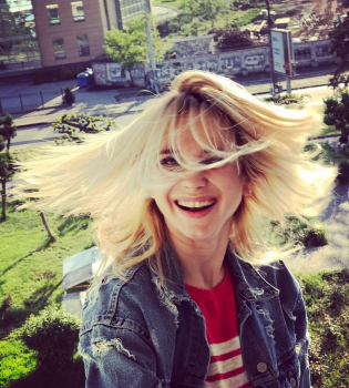 Лилия Ребрик демонстрирует танцевальные па в соблазнительном купальнике