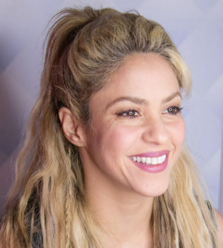 Яркий выход: Жерар Пике в смокинге и Шакира в полупрозрачном платье