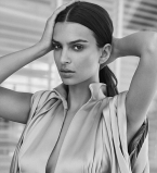 Эмили Ратаковски снялась в элегантной фотосессии и заявила, что большая грудь мешает ей работать