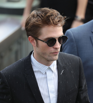 Красив и одинок: Роберт Паттинсон вновь появился на публике без возлюбленной