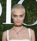 В белом мини-платье и черных ботфортах: Кара Делевинь покоряет Париж смелым образом