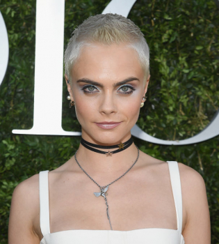 В белом мини-платье и черных ботфортах: Кара Делевинь покоряет Париж смелым образом