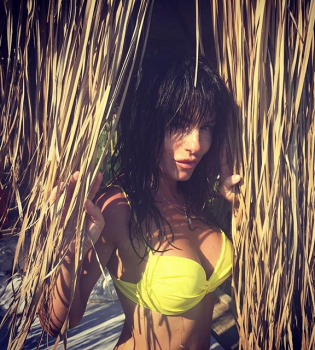 Юлия Волкова на пляже