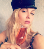 Оля Полякова соблазняет снимками в бикини и мини-нарядах