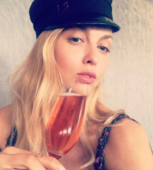 Оля Полякова соблазняет снимками в бикини и мини-нарядах