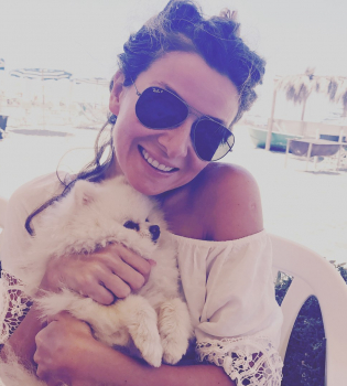 Дама с собачкой: счастливая Жанна Бадоева проводит лето в Италии