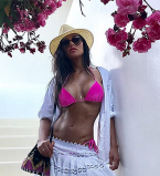 Греческие каникулы: Николь Шерзингер загорает в ярких купальниках