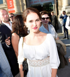 Натали Портман, Белла Хадид, Дженнифер Лоуренс и другие звезды посетили выставку Dior