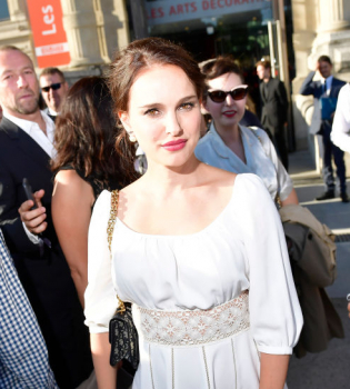 Натали Портман, Белла Хадид, Дженнифер Лоуренс и другие звезды посетили выставку Dior