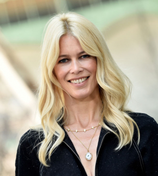 46-летняя Клаудия Шиффер в стильном комбинезоне блистает в Париже