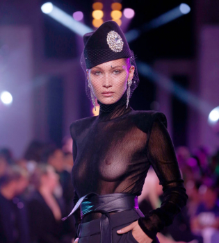 Ах, эта откровенная Неделя моды: Белла Хадид дважды появилась на подиуме полуголой