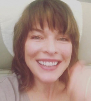 Семейное путешествие: Милла Йовович с детьми гуляет по Парижу