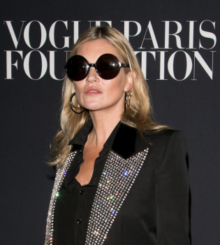 Стильная пара: Кейт Мосс вышла в свет с молодым бойфрендом