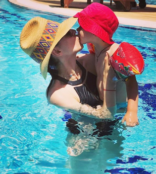 Маша Ефросинина вместе с семьей отправилась на отдых: первые фото с отпуска