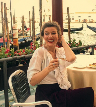 Жанна Бадоева поделилась нежными снимками со своим мужем