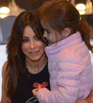 Самые сладкие моменты жизни: Ани Лорак наслаждается прогулкой с дочерью