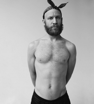 Иван Дорн показал накачанный торс на пляже