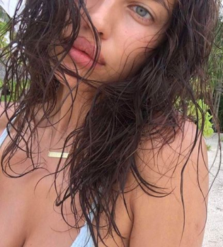 Фотофакт: Ирина Шейк отдыхает на Таити с Брэдли Купером