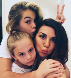 Девочки на рыбалке: Анна Седокова с дочерьми похвасталась уловом