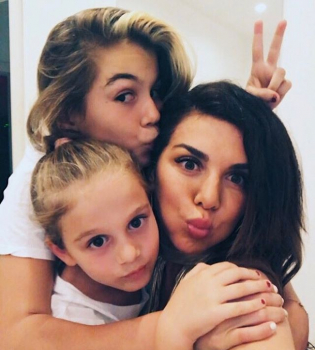 Девочки на рыбалке: Анна Седокова с дочерьми похвасталась уловом