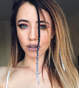 Надя Дорофеева восхищает аппетитными формами в бикини