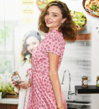 Миранда Керр восхитила милейшим образом в розовом платьице